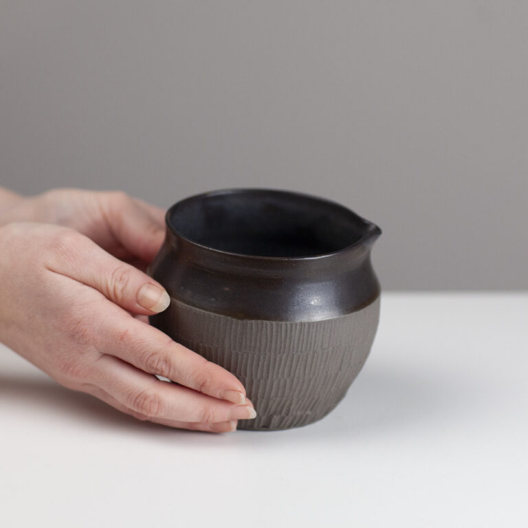 Pouring carved teabowl OC83 by Flora Fabris