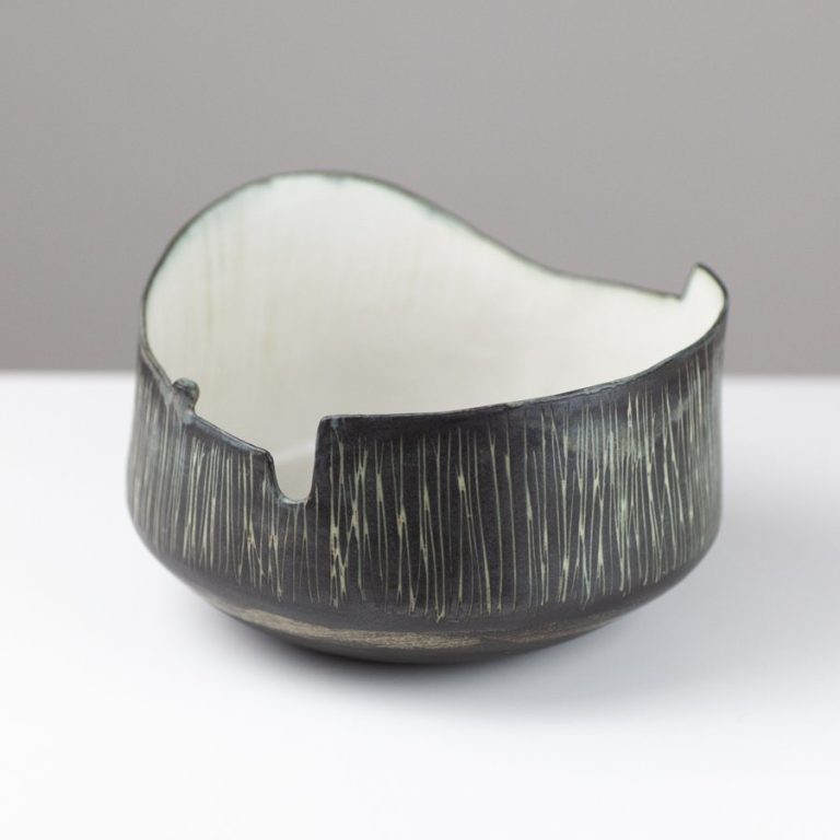 Round Vessel 15 by Sue Mundy