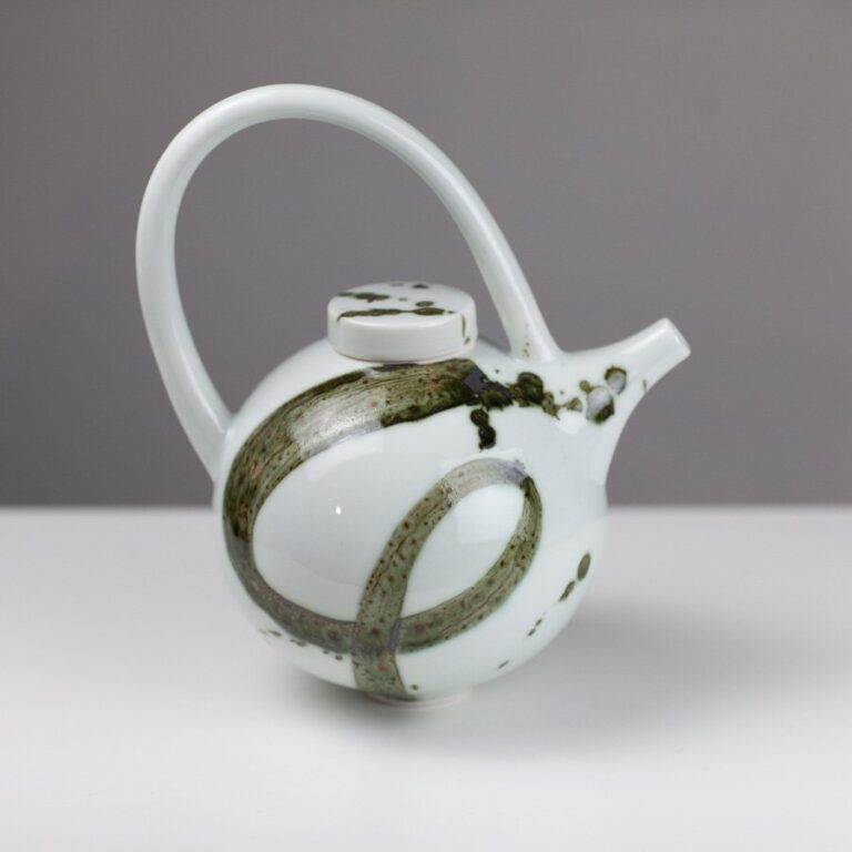 Round Teapot TT055 by Tricia Thom