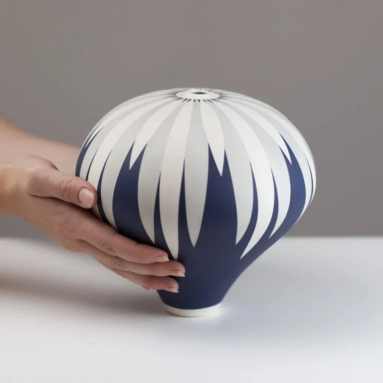 Daisy Vessel GG47 by Georgie Gardiner