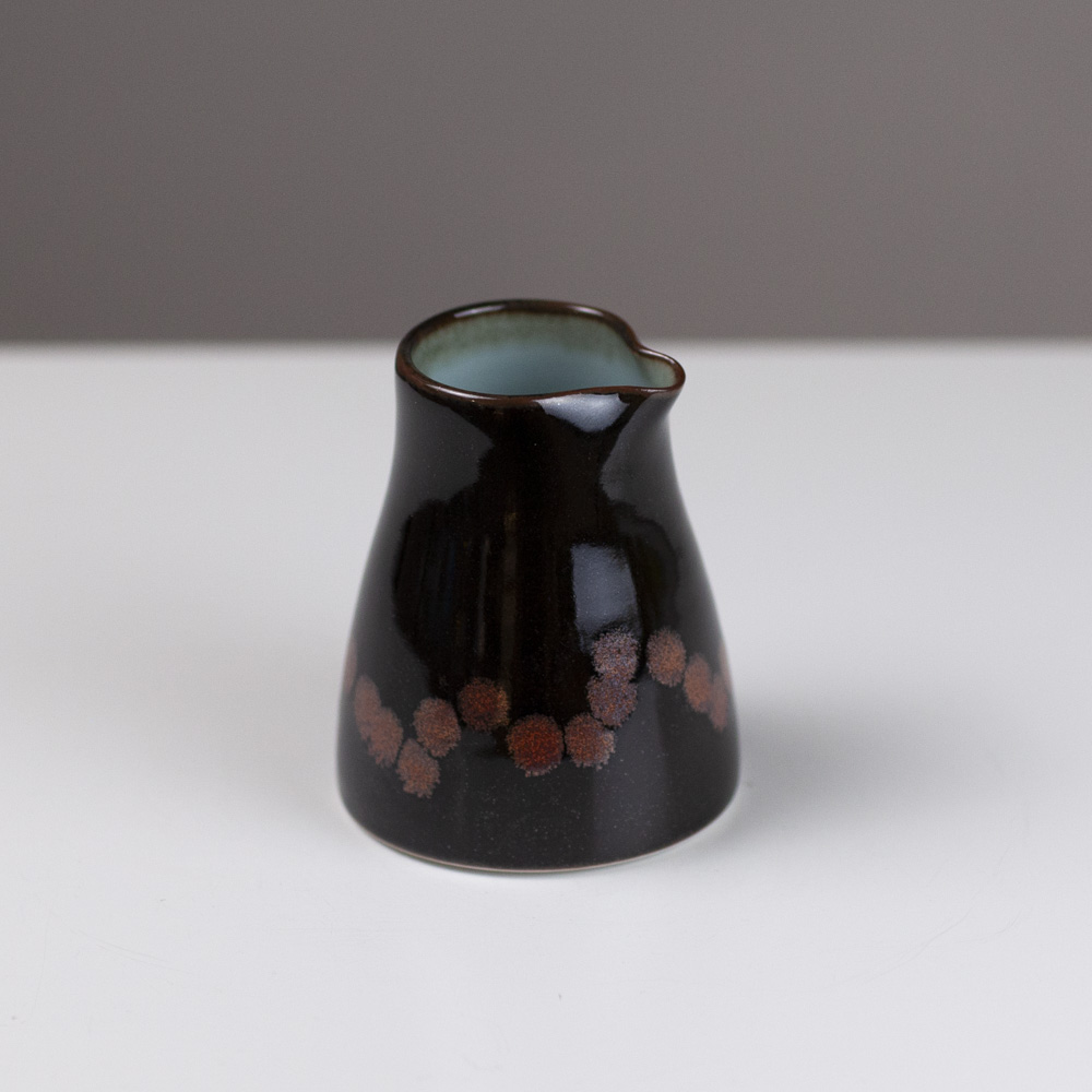 Pourer 11 by Chris Keenan