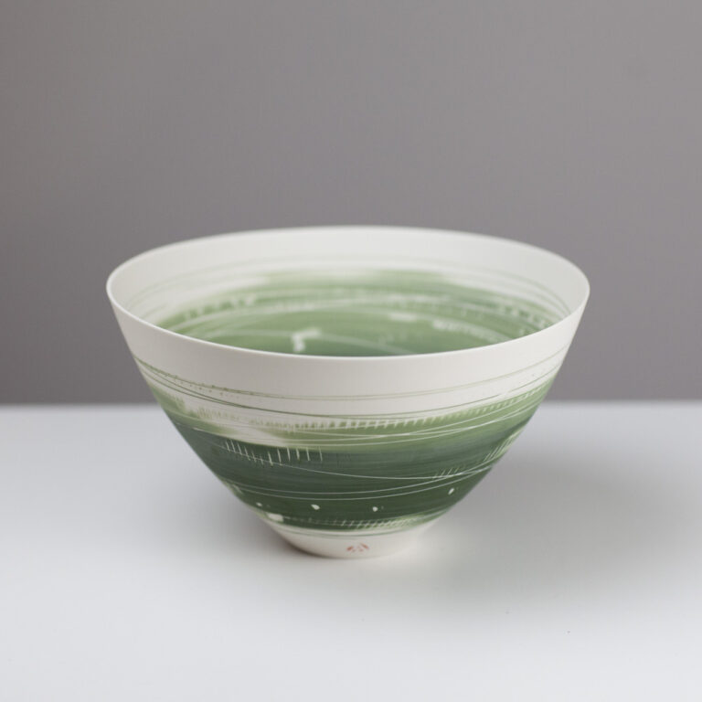 Rounded bowl AT224 by Ali Tomlin