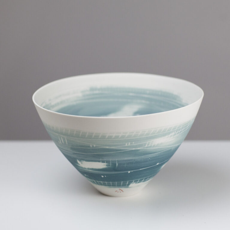 Rounded bowl AT226 by Ali Tomlin