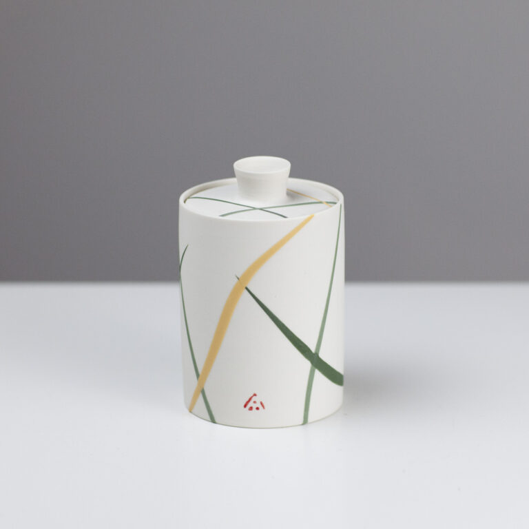 Lidded pot AT232 by Ali Tomlin
