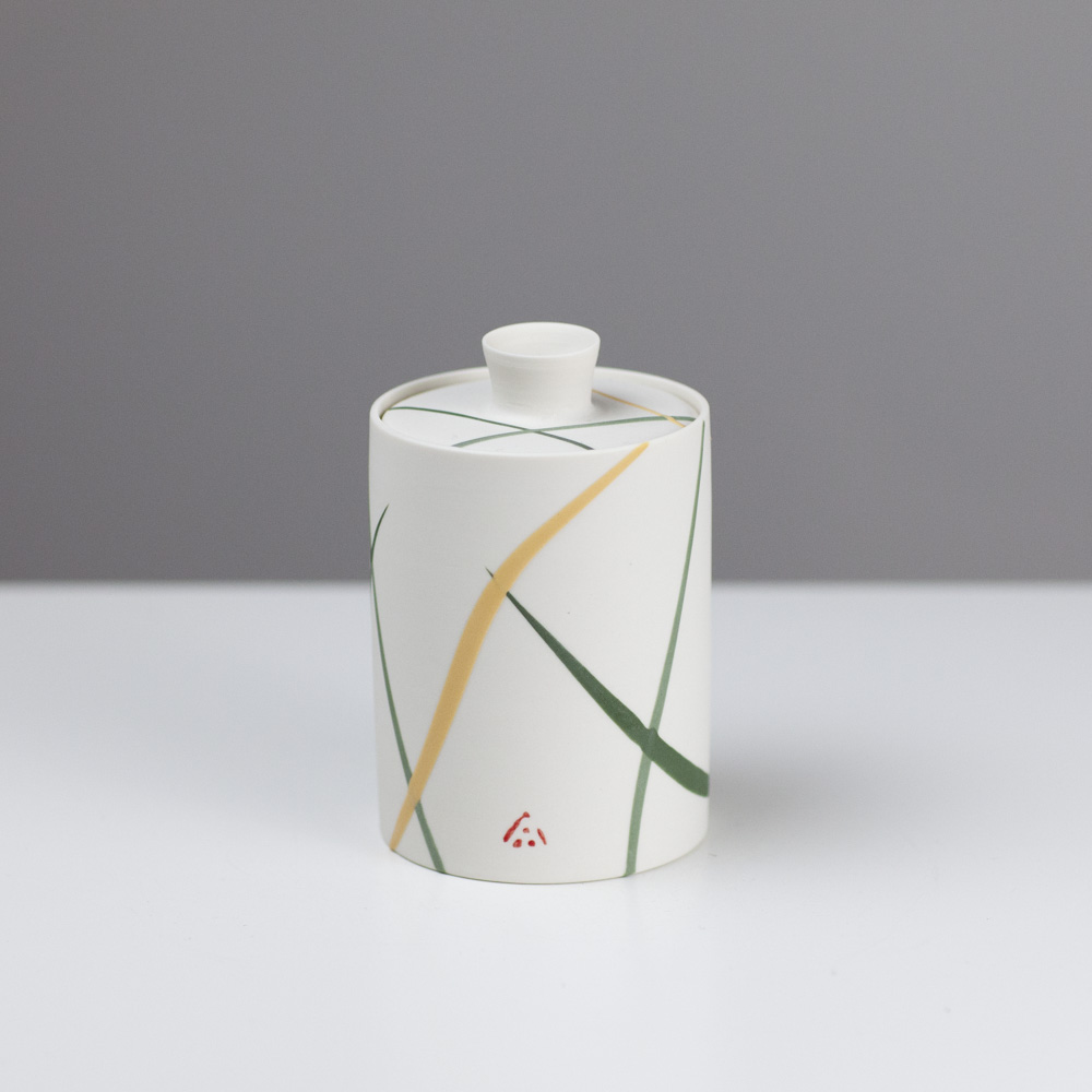 Lidded pot AT232 by Ali Tomlin