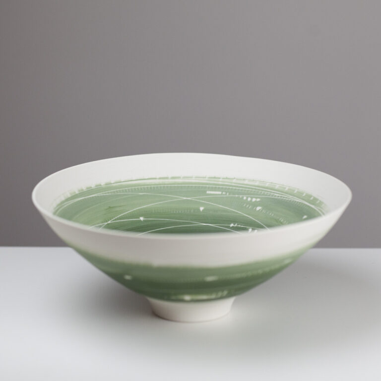 Footed bowl AT233 by Ali Tomlin