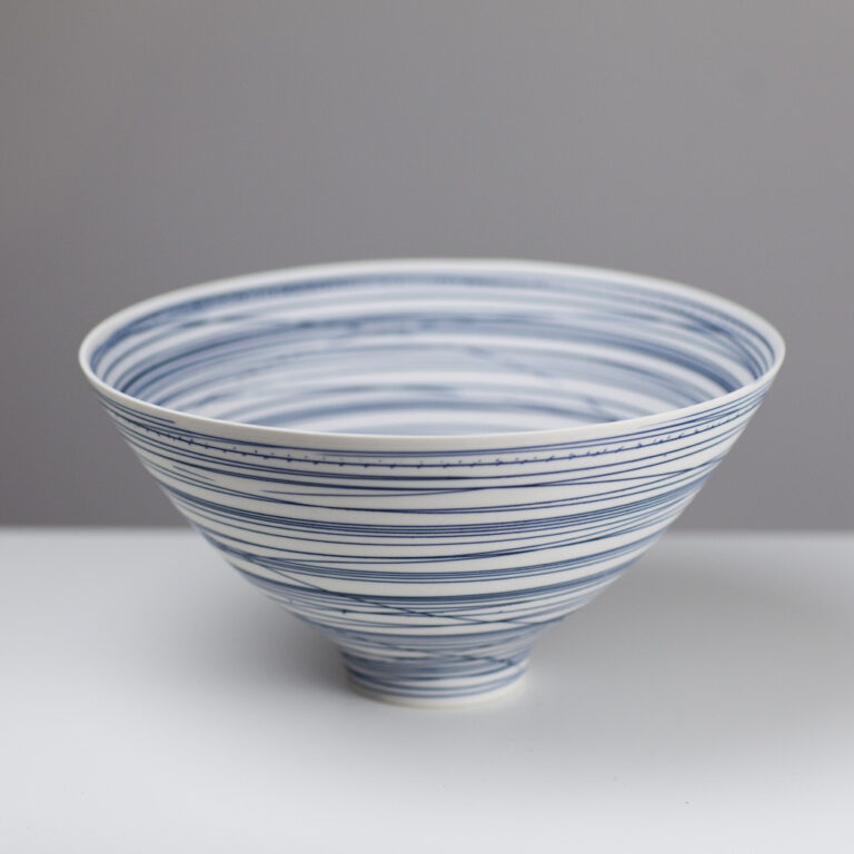 Footed bowl AT235 by Ali Tomlin