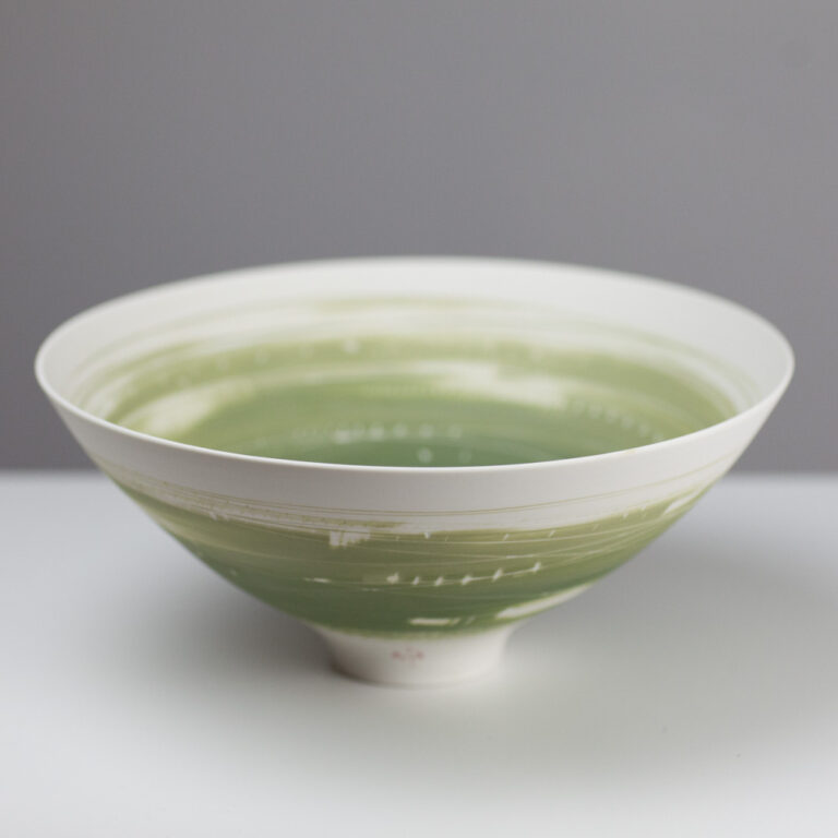 Footed bowl AT237 by Ali Tomlin