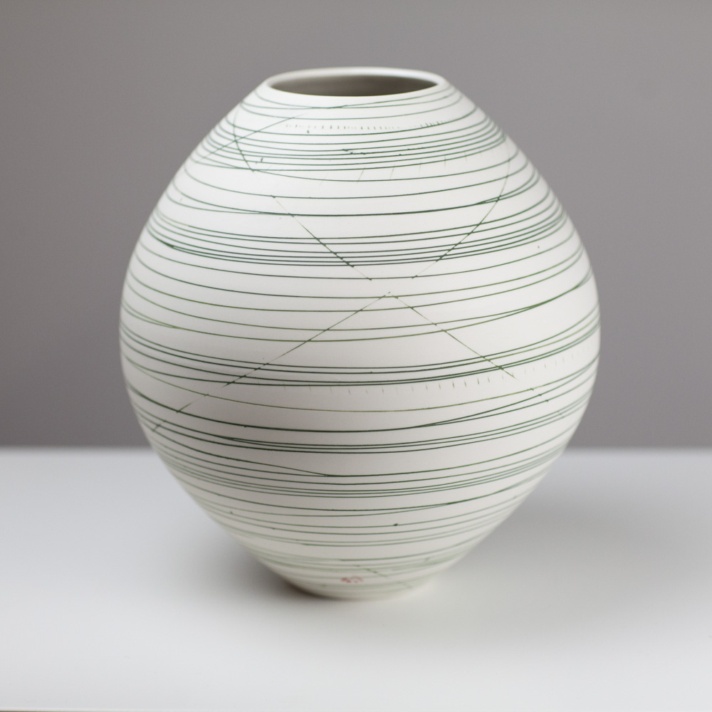 Moon jar AT255 by Ali Tomlin