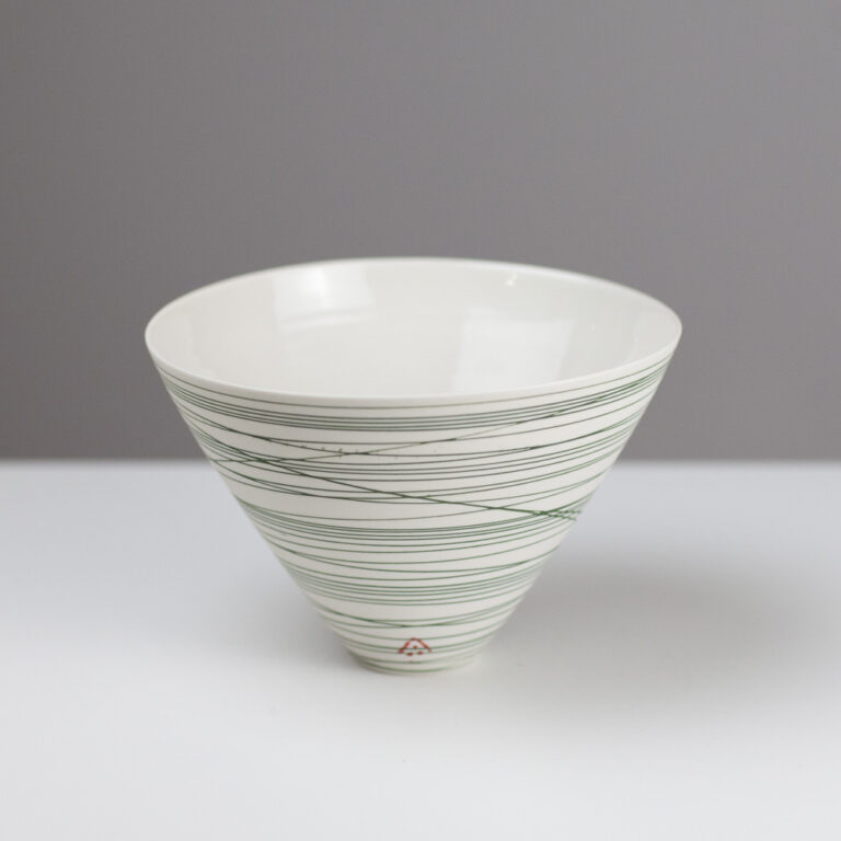 V bowl AT290 by Ali Tomlin