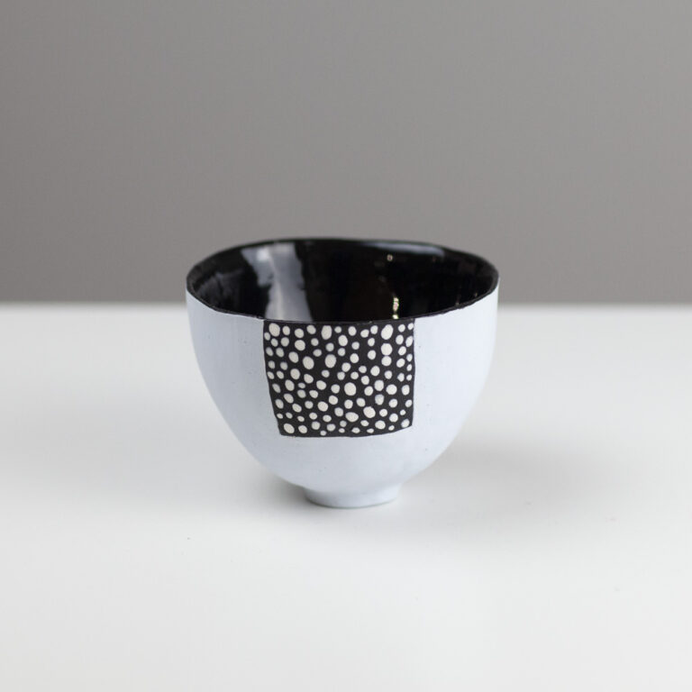 Pinch Pot HOL16 by Jane Hollidge
