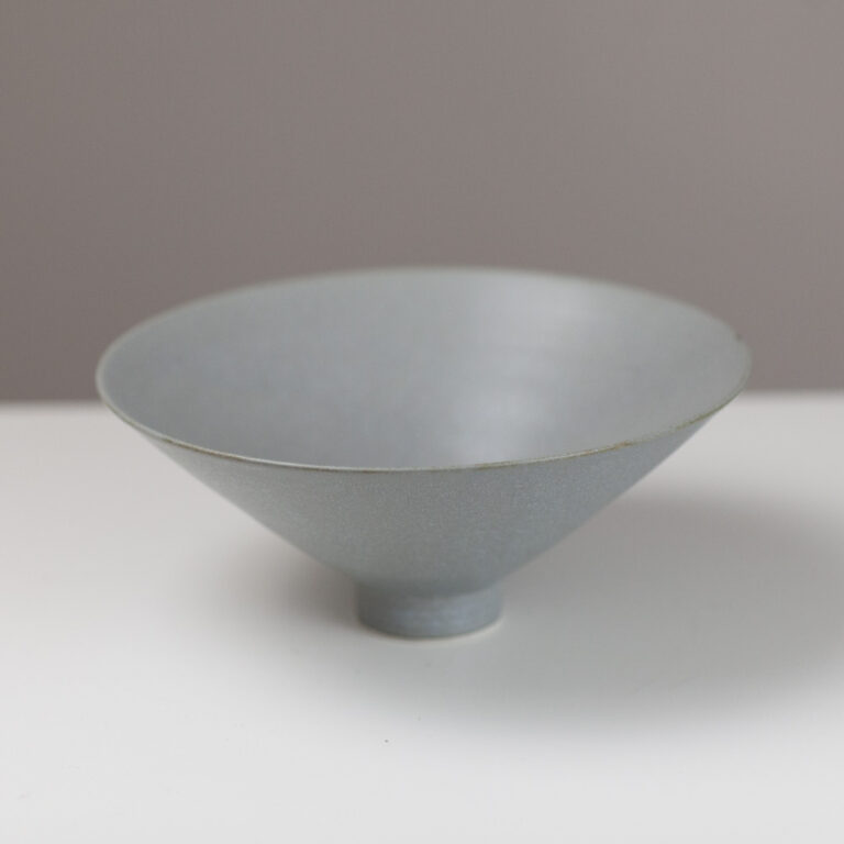 Medium Bowl RH73 by Robyn Hardyman
