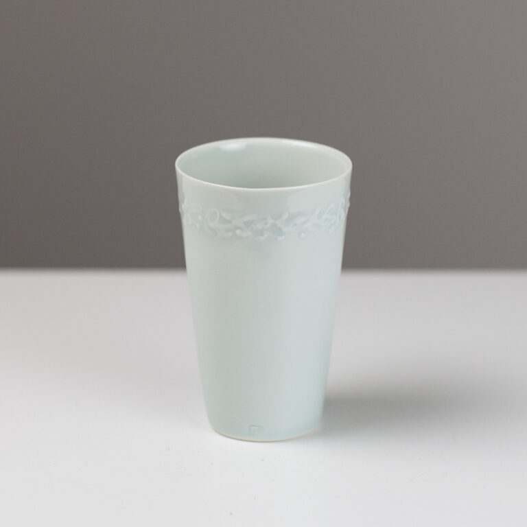 Beaker with Slip RH64 by Robyn Hardyman